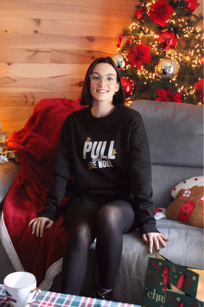 Pull de Noël original pour homme et femme, motif hivernal coloré.