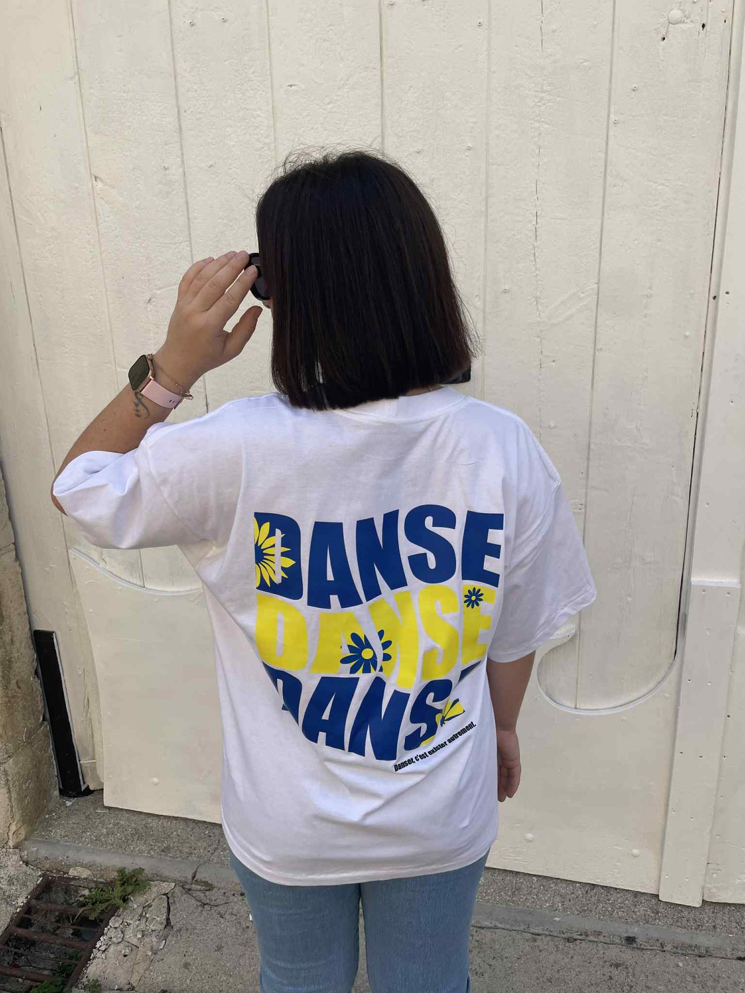 T-shirt bleu et jaune de la collection Danse de Jolis Decors, porté, vue frontale, atelier de personnalisations.